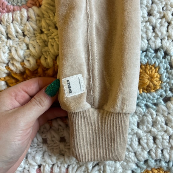 cute tan crop top 🧡 - Picture 2 of 6